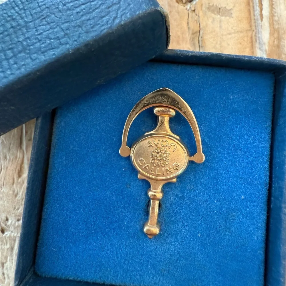 Avon Gold Door Knocker Brooch with Box “Avon Calling!”